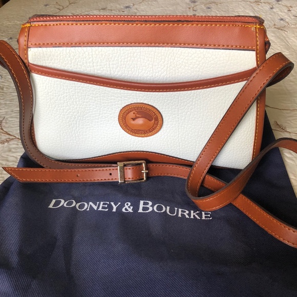 Dooney & Bourke Handbags - Dooney & Bourke Crossbody Bag